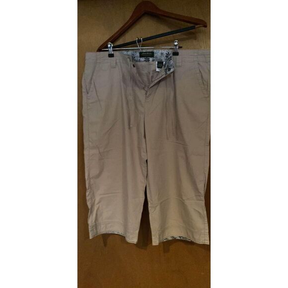 Eddie Bauer Capri pants Color tan size 18 like new - Picture 1 of 5